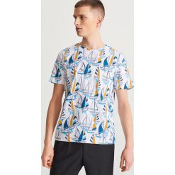 T-shirt z printem - Biały. Białe t-shirty damskie Reserved, s, bez wzorów, bez kołnierzyka. Za 49,99 zł.