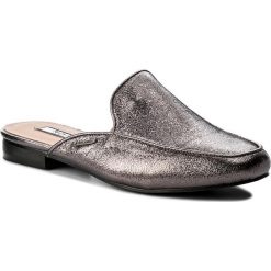 Klapki PEPE JEANS - Klimpt Tse PLS10365 Chrome 952. Szare klapki damskie Pepe Jeans, bez wzorów, z jeansu, bez obcasa, na obcasie. W wyprzedaży za 149,00 zł.