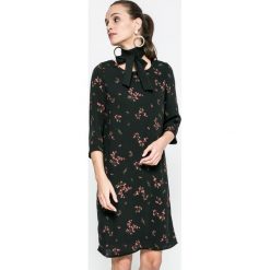 Vero Moda - Sukienka Parisian. Sukienki małe czarne Vero Moda, na co dzień, s, z poliesteru, casualowe, z okrągłym kołnierzem. W wyprzedaży za 69,90 zł.