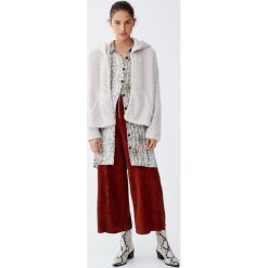 Bluza ze sztucznego baranka z kapturem. Szare kardigany damskie marki Pull&Bear. Za 109,00 zł.