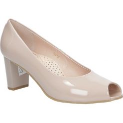 Różowe czółenka skórzane lakierowane peep toe na słupku casu 5075/430. Różowe czółenka damskie Casu, bez wzorów, z lakierowanej skóry, z otwartym noskiem, bez obcasa, na słupku. Za 299,99 zł.