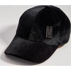 Aksamitna czapka z daszkiem - Czarny. Czarne czapki damskie Mohito, bez wzorów. Za 39,99 zł.