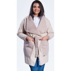 Beżowy płaszcz kardigan Klara duże rozmiary dla puszystych PLUS SIZE JESIEŃ. Brązowe płaszcze damskie Moda Size Plus Iwanek, xl, w paski, z wiskozy. Za 119,90 zł.