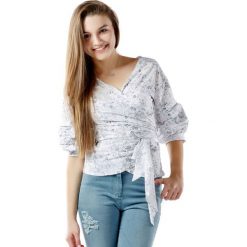 Bluzka w kolorze białym. Białe bluzki damskie Far Far Fashion, Ryłko by Agnes&Paul, bez wzorów, bez kołnierzyka, bez rękawów. W wyprzedaży za 74,95 zł.