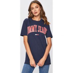Tommy Jeans - Top. Białe bluzki damskie Tommy Jeans, s, z nadrukiem, z bawełny, z okrągłym kołnierzem. W wyprzedaży za 149,90 zł.