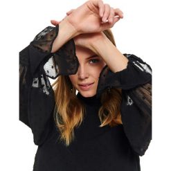 Wieczorowa bluzka z tkaniny plumetti z golfem. Czarne bluzki damskie Top Secret, bez wzorów, z tkaniny, z długim rękawem. W wyprzedaży za 79,99 zł.