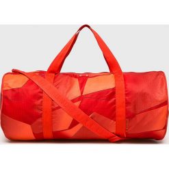 Under Armour - Torba sportowa Favorite Duffel 2.0. Czerwone torebki damskie sportowe marki Under Armour, w paski, z poliesteru, sportowe, na ramię. W wyprzedaży za 139,90 zł.