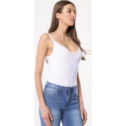 Biały Top Habituate. Białe bluzki damskie Born2be, xl, bez wzorów, z dzianiny, bez kołnierzyka. Za 19,99 zł.
