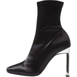 Senso WYNN Botki na obcasie ebony. Czarne botki damskie na obcasie marki Senso, z materiału, klasyczne. Za 759,00 zł.