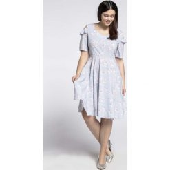 Kobieca Rozkloszowana Sukienka z Wycięciem na Ramieniu PLUS SIZE. Różowe sukienki damskie Nommo, xl, bez wzorów, z poliesteru, wizytowe, bez kołnierzyka, plus size, bez rękawów, rozkloszowane. Za 178,90 zł.