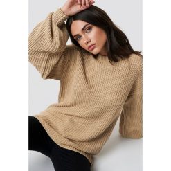 NA-KD Dzianinowy sweter z obniżonymi ramionami - Beige. Brązowe swetry klasyczne damskie NA-KD, z dzianiny. Za 121,95 zł.