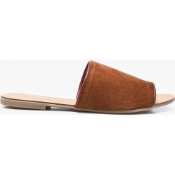 Pieces - Klapki. Różowe klapki damskie Pieces, bez wzorów, ze skóry, bez obcasa, na obcasie. W wyprzedaży za 59,90 zł.