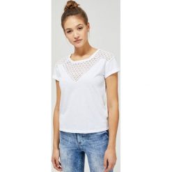 T-shirt z ażurowym zdobieniem. Białe bluzki damskie Moodo, xs, w koronkowe wzory, z bawełny, klasyczne, z okrągłym kołnierzem, z krótkim rękawem. Za 39,99 zł.