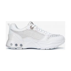 Guess Tandey Tenisówki Biały. Białe trampki i tenisówki damskie Guess, z aplikacjami, z materiału, bez zapięcia. Za 610,95 zł.