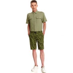 Szorty z tkaniny strukturalnej z nadrukiem. Brązowe spodenki i szorty męskie Top Secret, na lato, m, z nadrukiem, z tkaniny, eleganckie. W wyprzedaży za 59,99 zł.