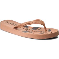 Japonki CALVIN KLEIN JEANS - Paulina R8948 Dusk. Różowe klapki damskie Calvin Klein Jeans, bez wzorów, z jeansu, bez obcasa. W wyprzedaży za 99,00 zł.