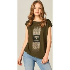 Koszulka z nadrukiem - Khaki. Brązowe koszulki damskie marki Mohito, s, z nadrukiem, bez kołnierzyka. Za 39,99 zł.