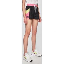 Ellesse - Szorty. Czarne szorty damskie Ellesse, bez wzorów, z poliesteru, casualowe. W wyprzedaży za 89,90 zł.