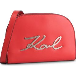 Torebka KARL LAGERFELD - 91KW3059 Red Fire. Czerwone listonoszki damskie KARL LAGERFELD, bez wzorów, ze skóry, na ramię, bez dodatków. W wyprzedaży za 659,00 zł.