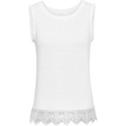 Top z koronką bonprix biały. Białe bluzki damskie bonprix, w koronkowe wzory, z koronki, bez kołnierzyka. Za 54,99 zł.