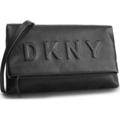 Torebka DKNY - Tilly Cbody Clutch R83EZ704 Blk/Gold BGD. Czarne torebki klasyczne damskie DKNY, na imprezę, bez wzorów, ze skóry ekologicznej, bez dodatków. W wyprzedaży za 399,00 zł.