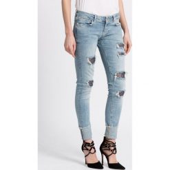 Guess Jeans - Jeansy. Niebieskie jeansy damskie Guess Jeans, z aplikacjami, z bawełny, z obniżonym stanem. W wyprzedaży za 379,90 zł.
