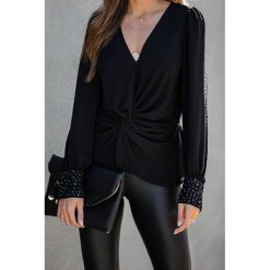 Bluzka damska ZILDRE BLACK. Czarne bluzki damskie IVET, bez wzorów, eleganckie, bez kołnierzyka, z długim rękawem. W wyprzedaży za 68,00 zł.