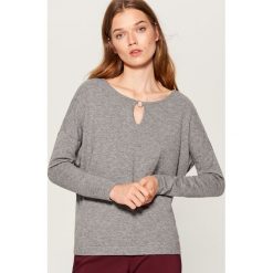Sweter z biżuteryjnym detalem - Szary. Szare bez kategorii Mohito, s. W wyprzedaży za 29,99 zł.