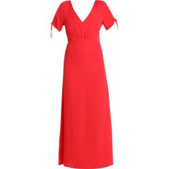 Minimum HENRIETTA Długa sukienka true red. Czerwone długie sukienki damskie marki Minimum, z wiskozy, z długim rękawem, długie. Za 419,00 zł.