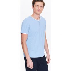 T-shirt męski z białą wstawką. Niebieskie t-shirty męskie Top Secret, na lato, m, bez wzorów, z bawełny, klasyczne, z klasycznym kołnierzykiem, krótkie. Za 39,99 zł.