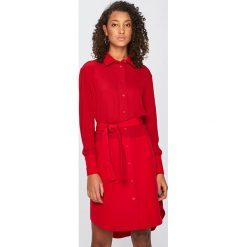 Armani Exchange - Sukienka. Czerwone sukienki damskie Armani Exchange, na co dzień, bez wzorów, z elastanu, biznesowe, bez kołnierzyka, z długim rękawem, długie, mini, rozkloszowane. W wyprzedaży za 319,90 zł.