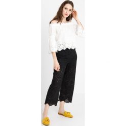 Bluzki damskie: Noisy May Petite NMFEMI OFF SHOULDER Bluzka bright white