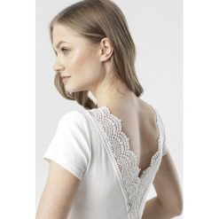 Biała Sukienka Kymere. Białe sukienki damskie Born2be, s, bez wzorów, z dzianiny, bez kołnierzyka, bez rękawów. W wyprzedaży za 54,99 zł.