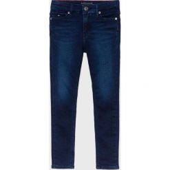 Tommy Hilfiger - Jeansy dziecięce 128-176 cm. Niebieskie spodnie chłopięce TOMMY HILFIGER, z aplikacjami, z elastanu. W wyprzedaży za 239,90 zł.