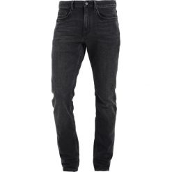 Calvin Klein DILLON Jeansy Slim fit howard black. Czarne jeansy męskie relaxed fit marki Calvin Klein. W wyprzedaży za 329,40 zł.