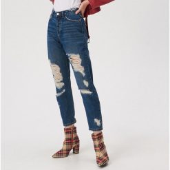 Jeansy moms z efektami zużycia - Granatowy. Niebieskie jeansy damskie Sinsay. Za 89,99 zł.