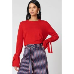 NA-KD Sweter z dzianiny z wiązanym rękawem - Red. Czerwone swetry damskie NA-KD, bez wzorów, z dzianiny, z długim rękawem, długie, bez kaptura. W wyprzedaży za 60,97 zł.