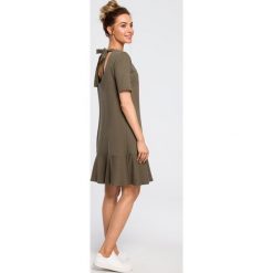 Sukienka z dekoltem na plecach khaki - m. Brązowe sukienki damskie e-margeritka.pl, na wiosnę, s, bez wzorów, z bawełny, sportowe, z krótkim rękawem, krótkie, bez kaptura. Za 144,99 zł.