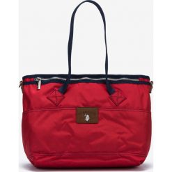 U.S. Polo Assn New Castle Torebka Czerwony. Czerwone torebki klasyczne damskie U.S. Polo Assn., w paski, z materiału, bez dodatków. Za 430,95 zł.