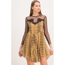 Sukienka codzienna TwinSet 192TT2273. Pomarańczowe sukienki damskie Twinset, na co dzień, bez wzorów, z wiskozy, bez kołnierzyka, bez rękawów, proste. W wyprzedaży za 529,00 zł.