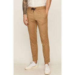 Tommy Hilfiger - Spodnie. Spodnie męskie TOMMY HILFIGER, na co dzień, bez wzorów, z elastanu. W wyprzedaży za 429,90 zł.