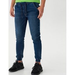 Jeansowe joggery - Niebieski. Niebieskie spodnie męskie House, m, bez wzorów, z jeansu. Za 129,99 zł.