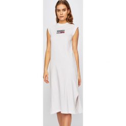 Tommy Jeans - Sukienka. Białe sukienki damskie Tommy Jeans, na co dzień, s, z nadrukiem, z bawełny, casualowe, z okrągłym kołnierzem, bez rękawów, mini, proste. Za 299,90 zł.