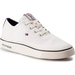 Sneakersy TOMMY HILFIGER - Lightweight Textile Sneaker FM0FM02059 121. Białe sneakersy męskie TOMMY HILFIGER, na co dzień, bez wzorów, z tworzywa sztucznego, bez zapięcia. Za 359,00 zł.