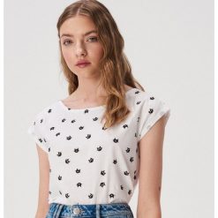 T-shirt z nadrukiem allover - Biały. Białe t-shirty damskie Sinsay, s, z nadrukiem, bez kołnierzyka. Za 14,99 zł.