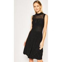 Sukienka dzianinowa Emporio Armani 3H2AT2 2M05Z 0999. Czarne sukienki damskie Emporio Armani, m, bez wzorów, z poliesteru, bez kołnierzyka, bez rękawów. W wyprzedaży za 1399,00 zł.