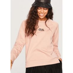 Bluza z napisem - Różowy. Czerwone bluzy damskie marki Reserved, l, z napisami. W wyprzedaży za 29,99 zł.