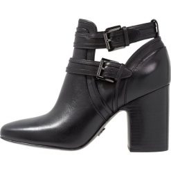 MICHAEL Michael Kors BLAZE Ankle boot black. Czarne botki damskie skórzane marki MICHAEL Michael Kors, przed kolano, na wysokim obcasie. Za 949,00 zł.