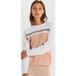 Kolorowy sweter - Kremowy. Białe swetry damskie Cropp, s, bez wzorów, bez rękawów, bez kaptura. Za 79,99 zł.