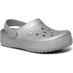 Klapki CROCS - Crocband Printed Clog 205834 Metallic Silver. Szare klapki damskie Crocs, bez wzorów, z tworzywa sztucznego, bez obcasa. Za 219,00 zł.